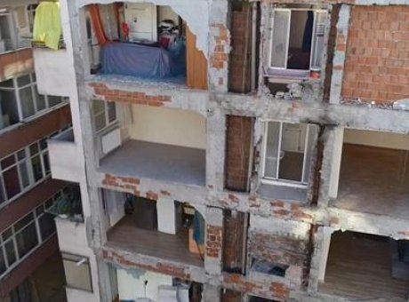 Kentsel Dönüşümde Şok Gelişme: Yan Apartmanın Duvarı Yoktu!