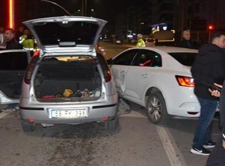 Alkolle Aracıyla Kaçan Sürücü, Emniyet Müdürü Yardımcısının Makam Aracına Çarptı!