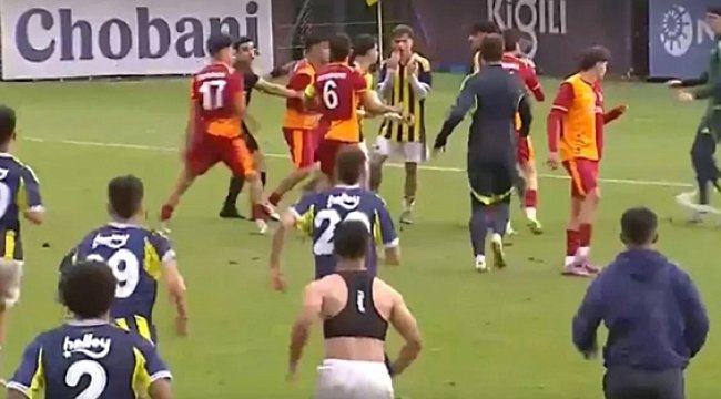 Fenerbahçe-Galatasaray U19 Derbisinde Şok Olay: Yumruklar Havada Uçuştu!