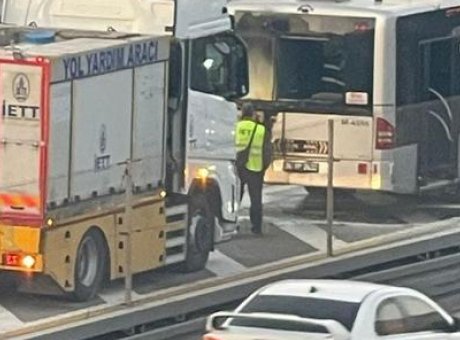 Florya Metrobüs Durağında Şok Anlar: Yolcular Tahliye Edildi!