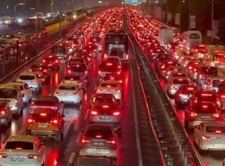 İstanbul’da Cuma Akşamı Trafiği: Sürücüler Kilitlenme Tehlikesiyle Karşı Karşıya!
