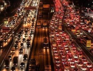 İstanbul’da Cuma Kaosu: Trafik Yoğunluğu Üç Gün Sürekli Yükseliyor!