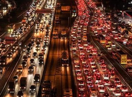 İstanbul’da Cuma Kaosu: Trafik Yoğunluğu Üç Gün Sürekli Yükseliyor!
