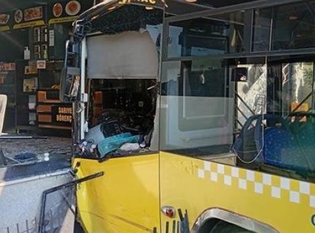 İstanbul’da İETT Otobüsü, Börekçiye Girdi: 3 Yolcu Yaralandı!