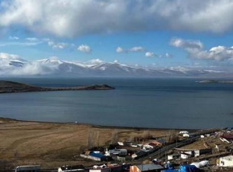 Kışın Sıcak Yüzü: Çıldır Gölü Bu Yıl Buz Tutmadı, Kızakçılar Umutla Bekliyor!