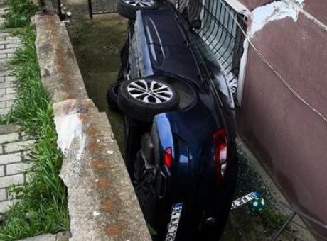 Sürücünün Kontrolünden Çıkan Araç, Sitenin Bahçesine Uçtu: İki Çocuk Hastaneye Kaldırıldı